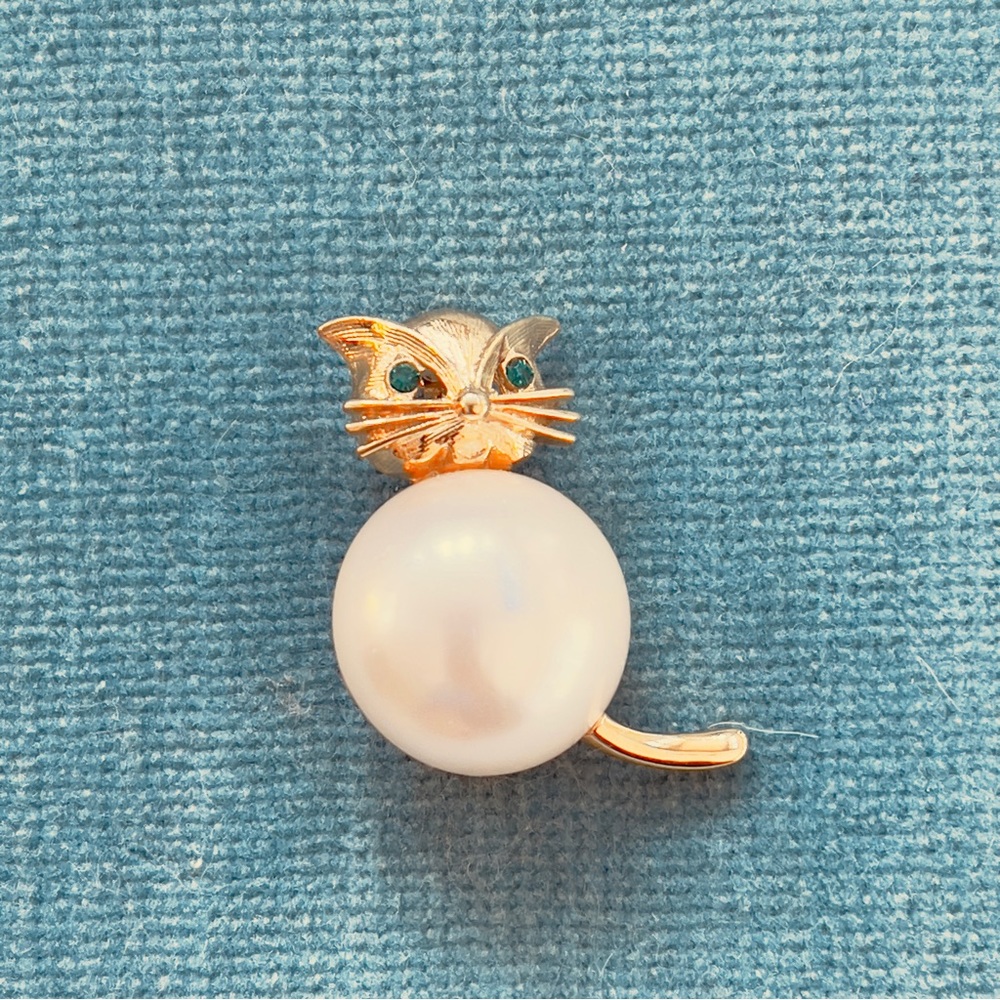 Vintage Marvella artificial pearl rhinestone cat brooch / pin
